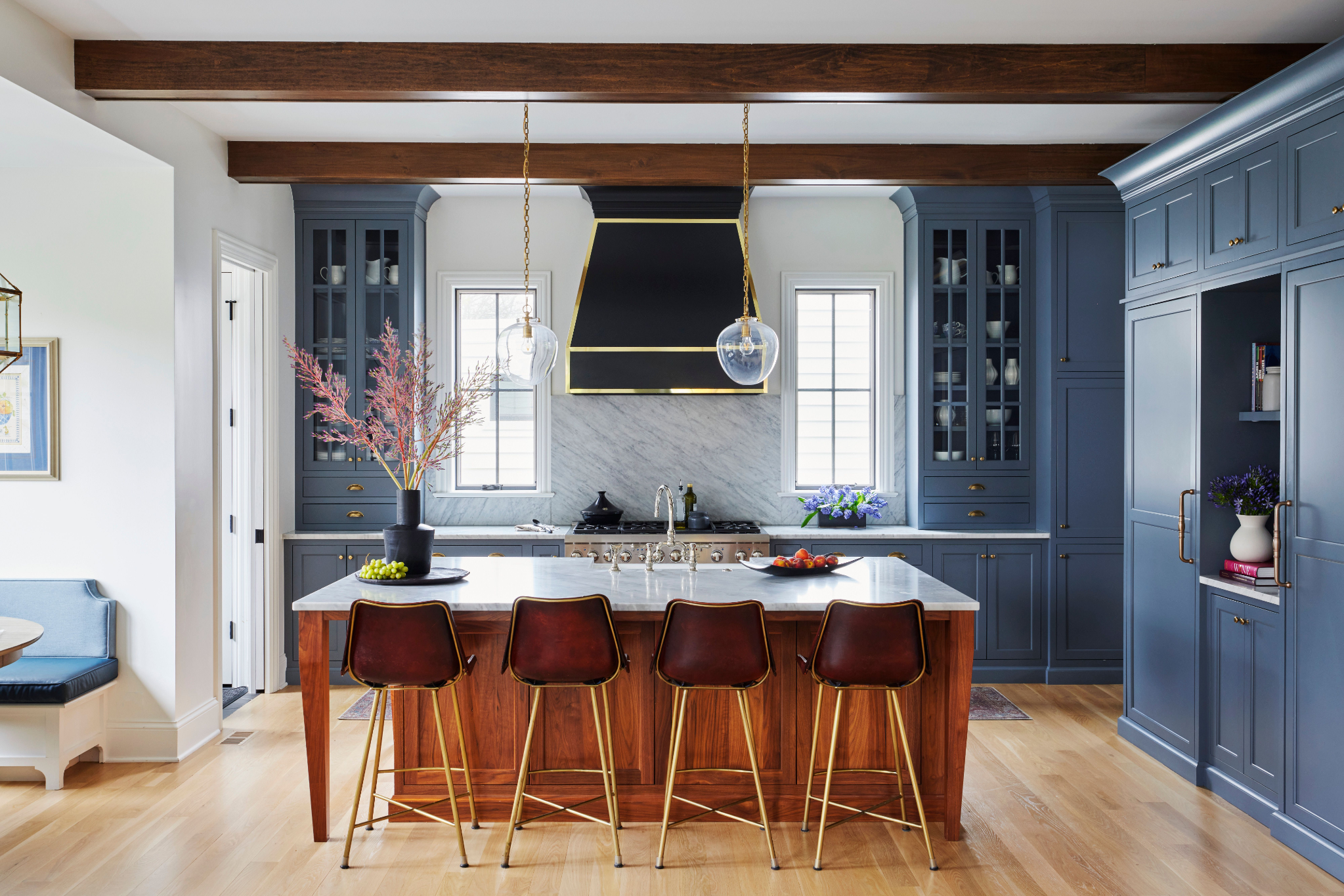Luxury kitchen remodel in Houston, Texas with Carrara marble backsplash, royal blue custom cabinets, and bronze hardware – by Infinit Interiors